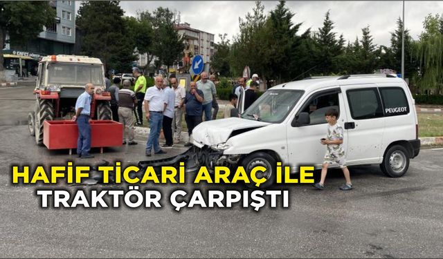 Kavak'da hafif ticari araç ile traktör çarpıştı