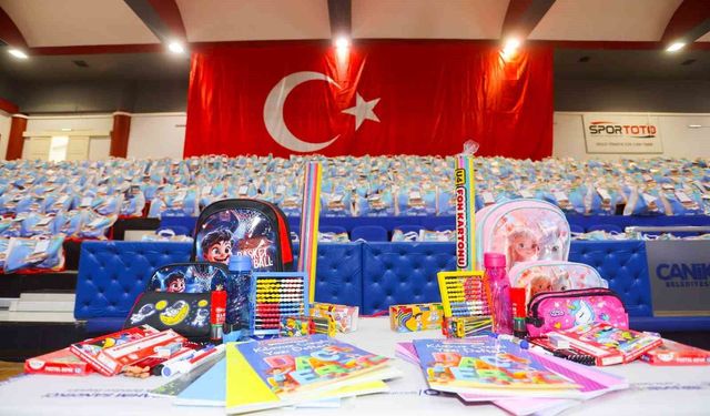 Canik Belediye'sinden çanta ve kırtasiye seti hediyesi