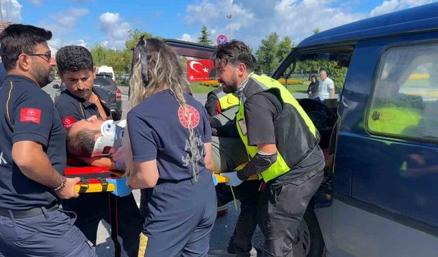 İlkadım'da panelvan minibüs SUV araca çarptı: 1 yaralı