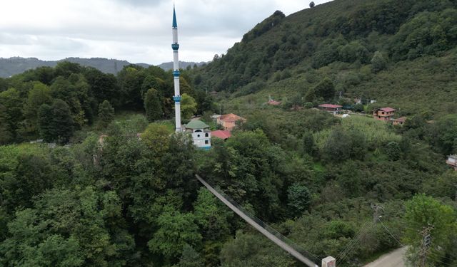 Camiye ulaşım için yapılan 65 metrelik asma köprü ilgi odağı oldu
