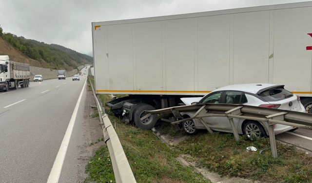 Kavak'da otomobil tır ile çarpıştı: 2 yaralı