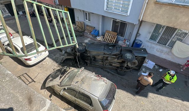 Pikap 5 metreden sokağa uçtu: 2 yaralı