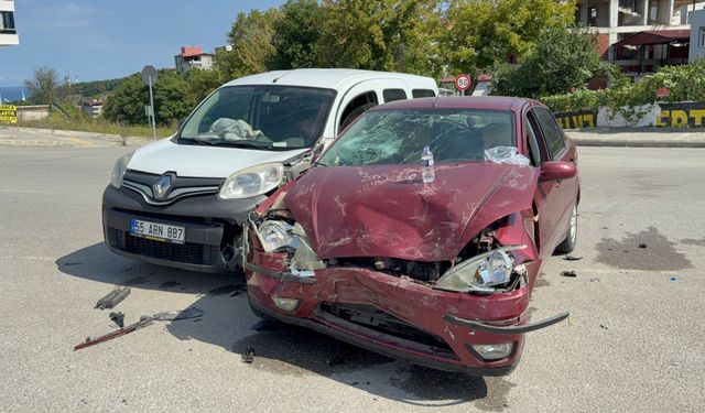 Samsun'da otomobil ile hafif ticari araç çarpıştı: 2 yaralı