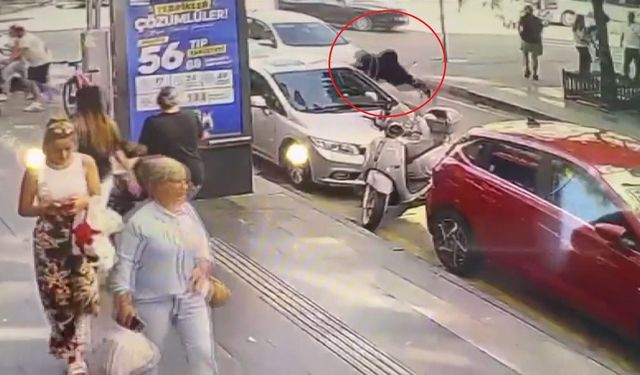 Samsun'da yaşlı kadın ile torununa otomobilin çarptığı anlar kamerada
