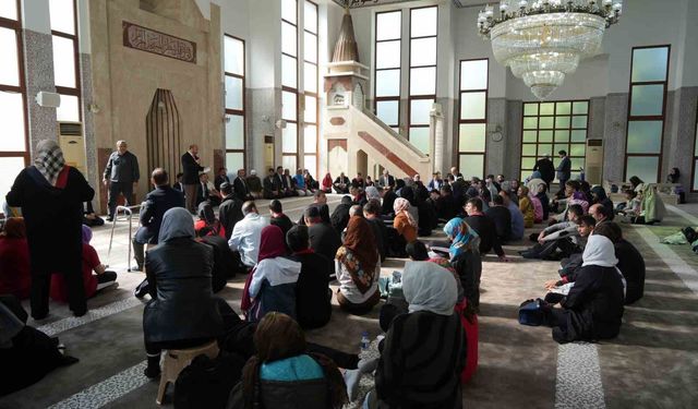 Camiler özel öğrencilerle şenlendi: İlahiler söylendi, ezan okundu