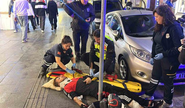 İki otomobilin arasından geçerken kaza yapan motosiklet sürücüsü yaralandı