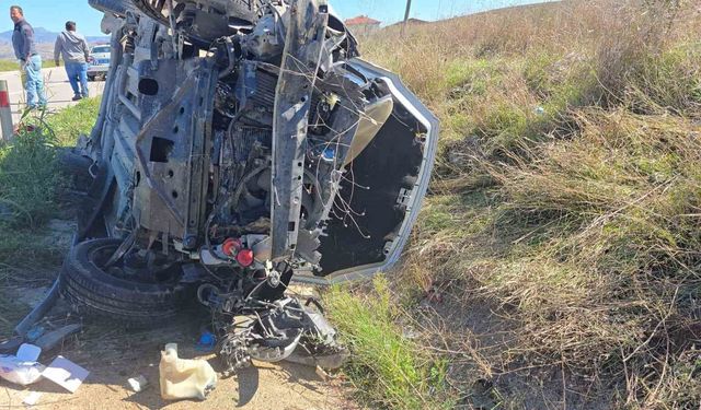 Vezirköprü'de hafif ticari araç şarampole devrildi: 1 yaralı