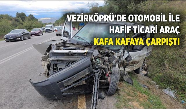 Vezirköprü'de otomobil ile hafif ticari araç kafa kafaya çarpıştı