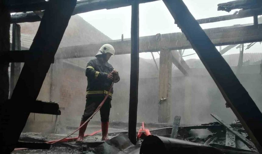 Bolu'da iş yerinin çatısında yangın çıktı