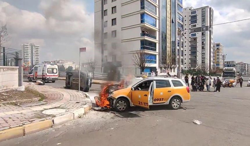 Diyarbakır’da çarpışan iki araçtan biri alev aldı