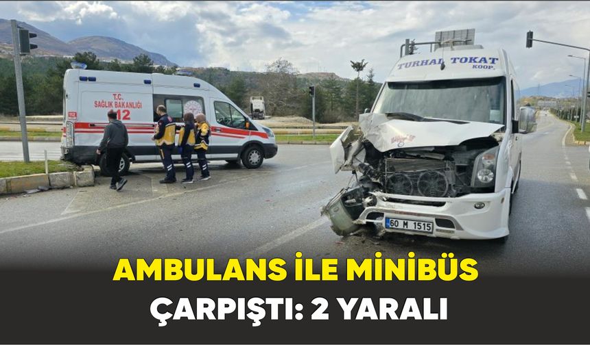 Ambulans ile minibüs çarpıştı: 2 yaralı