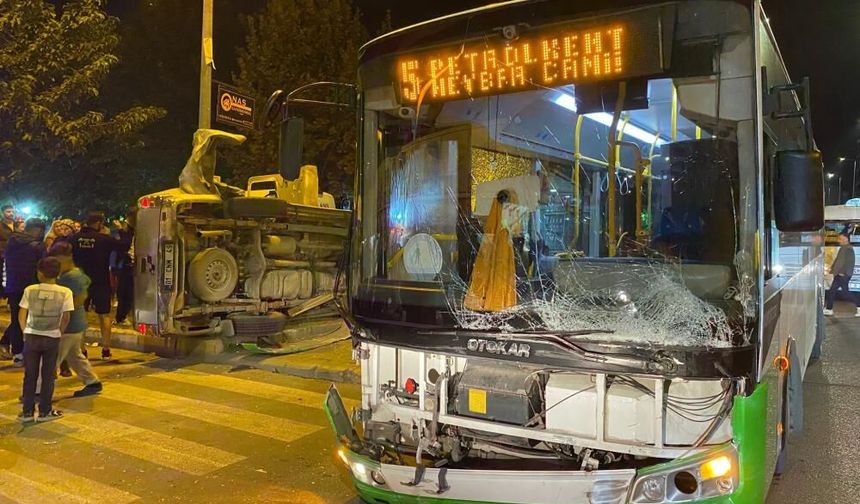 Feci Kaza: Otobüs ile Pikap Çarpıştı