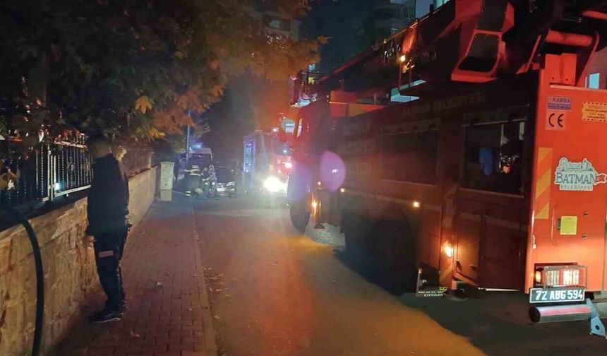 Batman’da Kapıcı Dairesinde Çıkan Yangında 2 Kişi Dumandan Etkilendi