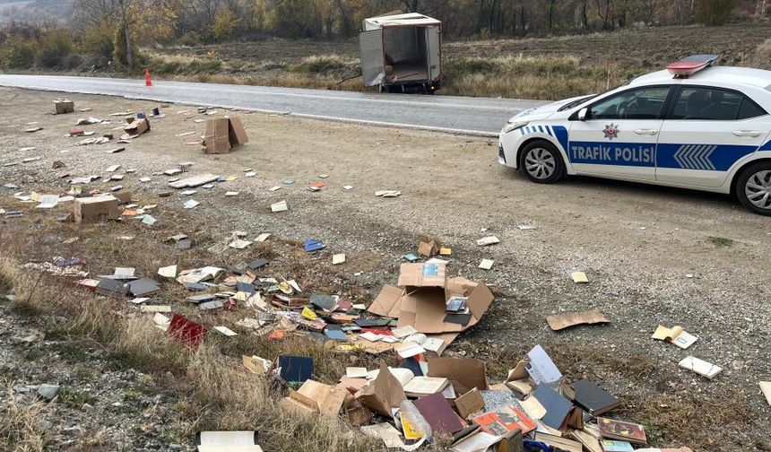 Kültür ve Turizm Bakanlığı Kamyonu Kaza Yaptı: Kitaplar Yola Saçıldı