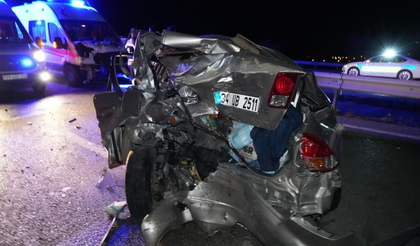 Zincirleme Kaza: Hasta Sevki Yapan Ambulans Duran Otomobile Çarptı 1 Ölü 5 Yaralı