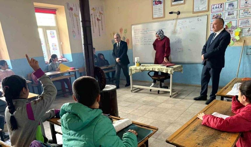 Bitlis İl Milli Eğitim Müdürü Bilal Gür, Köy Okullarını Ziyaret Etti