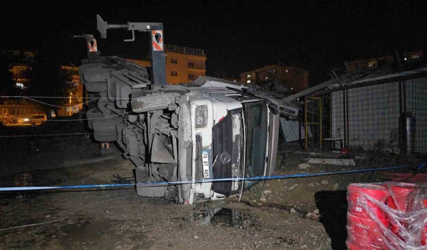 Karabük'te Vinç Devrildi, Operatör Yaralandı