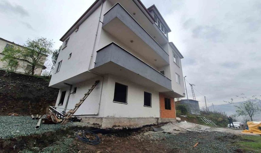 Trabzon'da Toprak Kayması: 6 Kişilik Aile Evlerini Terk Etmek Zorunda Kaldı