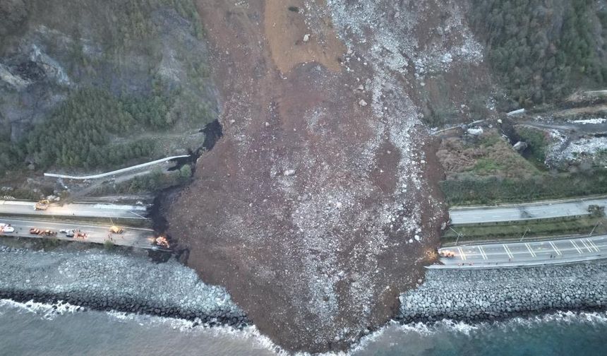 Artvin'de Heyelan: Karadeniz Sahil Yolu Ulaşıma Kapandı