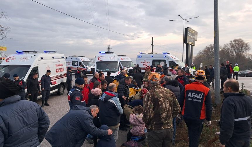 Okul Servisi ile Tır Çarpıştı: 8 Öğrencinin Durumu Ağır!