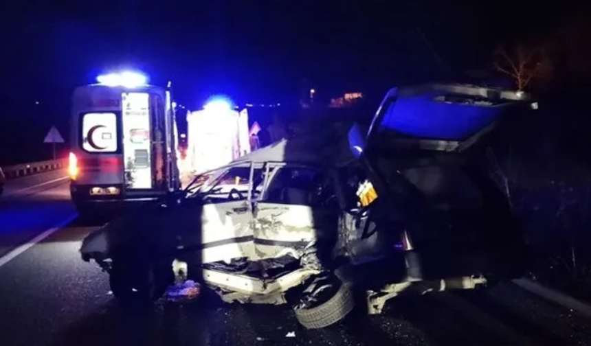 Sinop’ta Feci Kaza: Otobüs ile Çarpışan Otomobilde 2 Kişi Hayatını Kaybetti