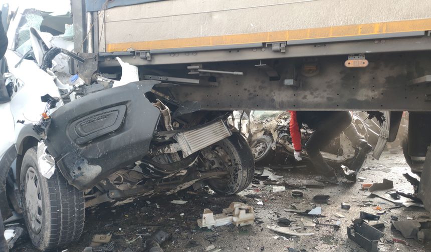 Van-Erciş Kara Yolunda Feci Zincirleme Kaza
