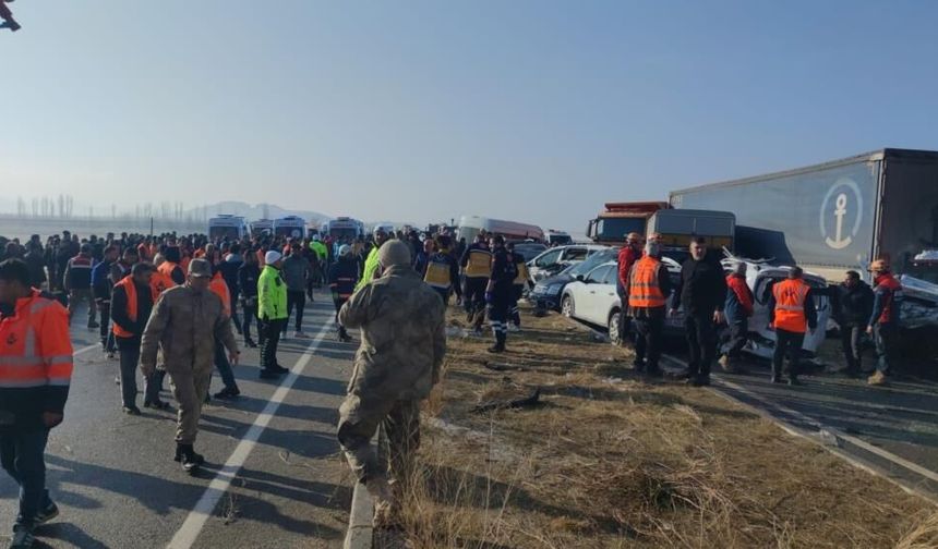 Van’da Zincirleme Trafik Kazası: 1 Ölü, 51 Yaralı