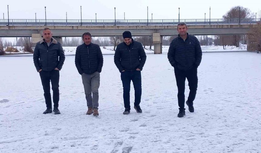 Bayburt’ta Aşırı Soğuklar Çoruh Nehri’ni Buzla Kapladı, Vatandaşlar Yürüdü