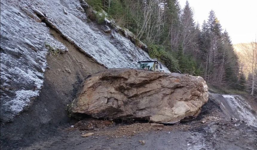 Kastamonu İnebolu’da Kaya Düşmesi Yolu Kapattı, Çalışmalar Sürüyor
