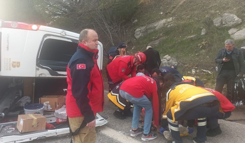 Kepsut'ta Minibüs ile Otomobil Çarpıştı: 2 Ölü, 18 Yaralı
