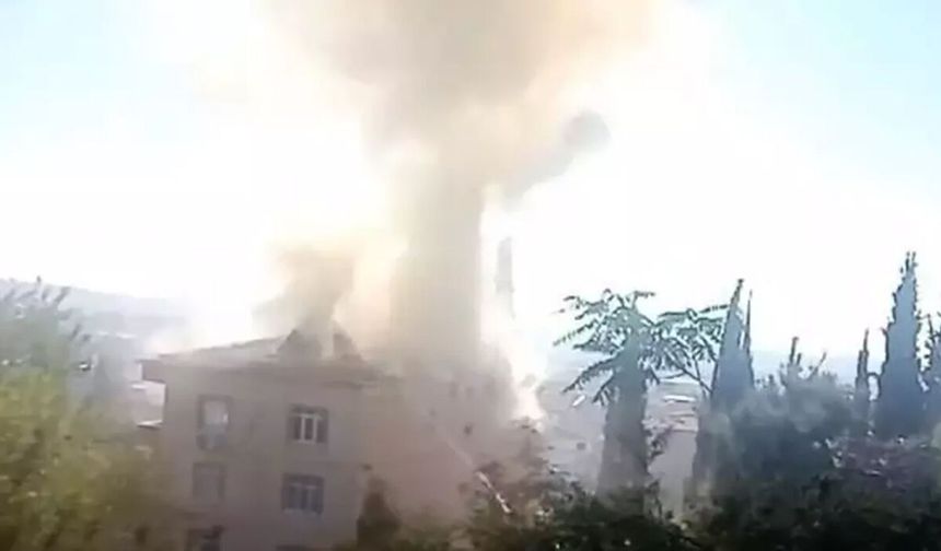 Gebze'de Bir Evde Çatıda Yangın Çıktı, Mahsur Kalanlar Kurtarılmayı Bekliyor