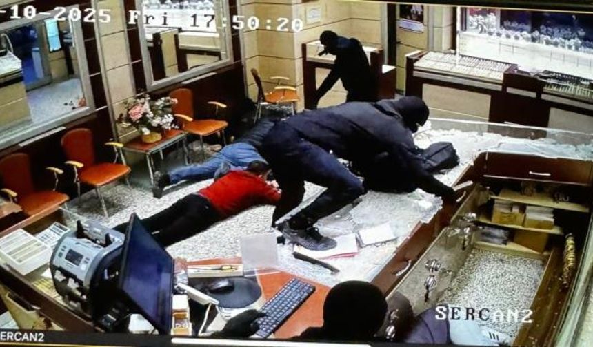 Silahlı ve kar maskeli soyguncuların kaçtığı anlar kamerada