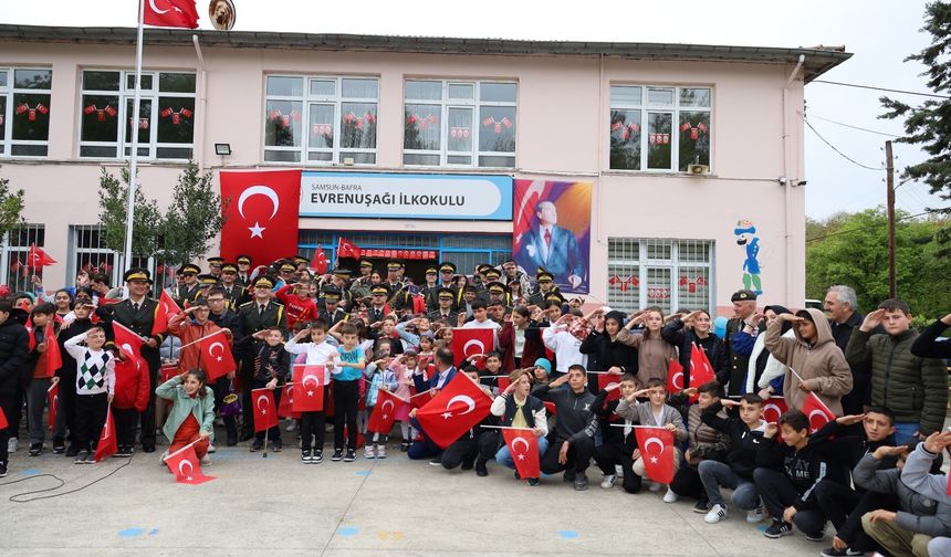 Bafra'da askeri bandodan öğrencilere özel konser