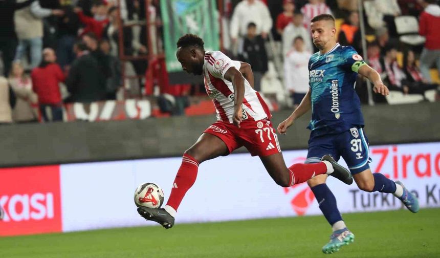 Antalyaspor, Samsunspor maçının ilk yarısı golsüz eşitlikle sonuçlandı
