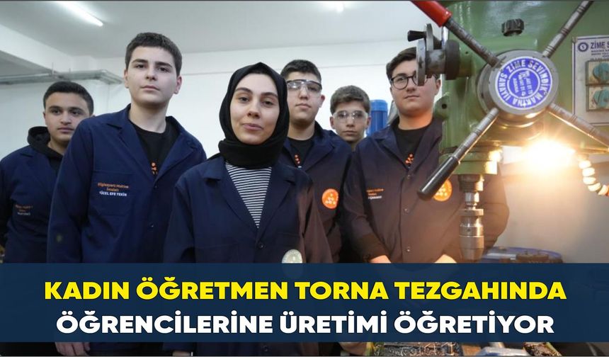 Kadın öğretmen torna tezgahında öğrencilerine üretimi öğretiyor