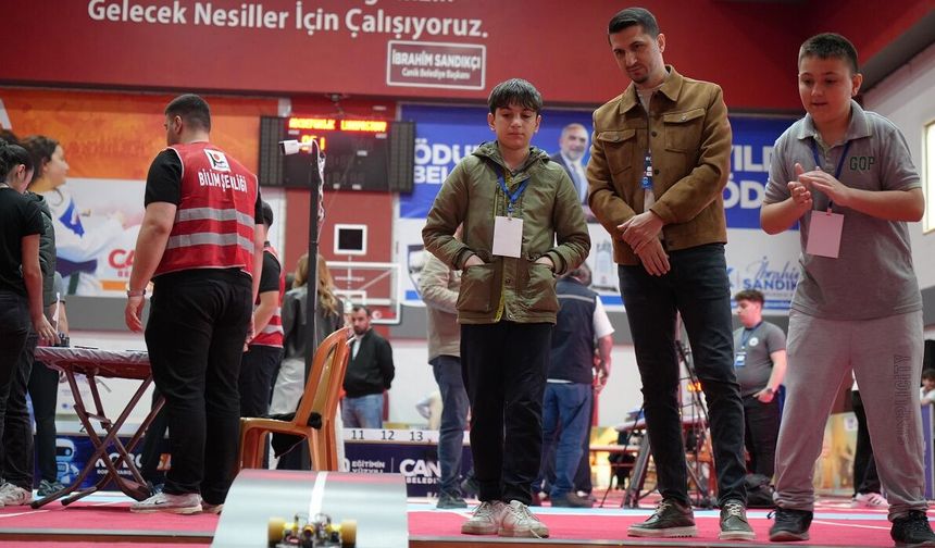 Samsun'da genç kaşifler robotlarıyla sahnede