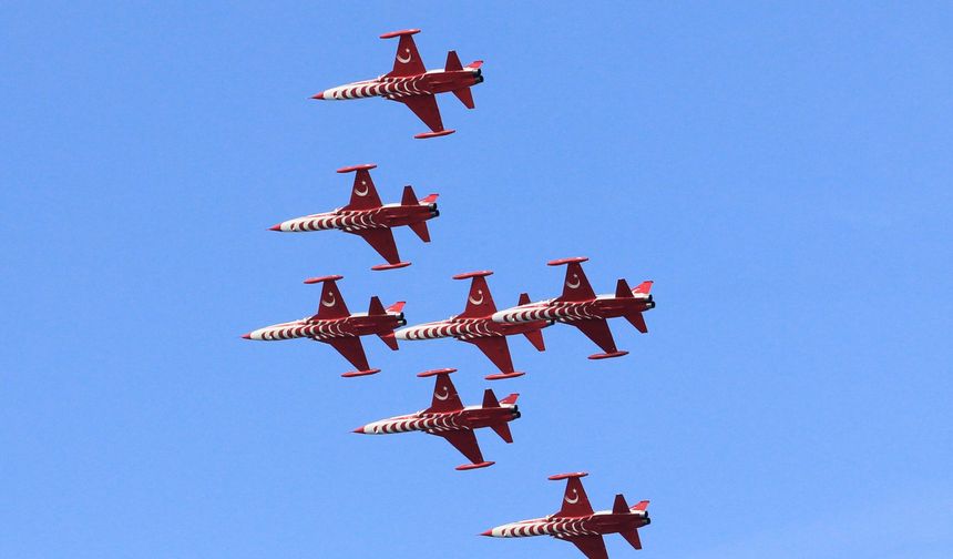 Türk Yıldızları ve SOLOTÜRK'ten nefes kesen gösteri