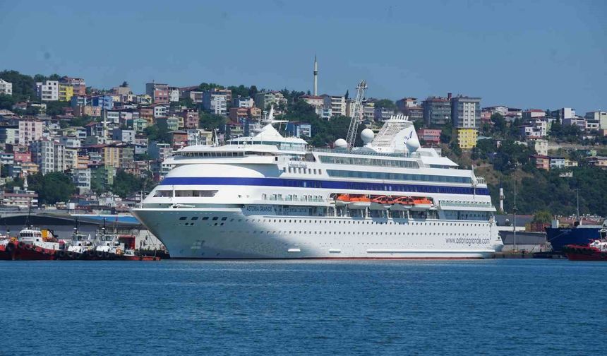 'Astoria Grande'  Samsun Limanı'na demirledi