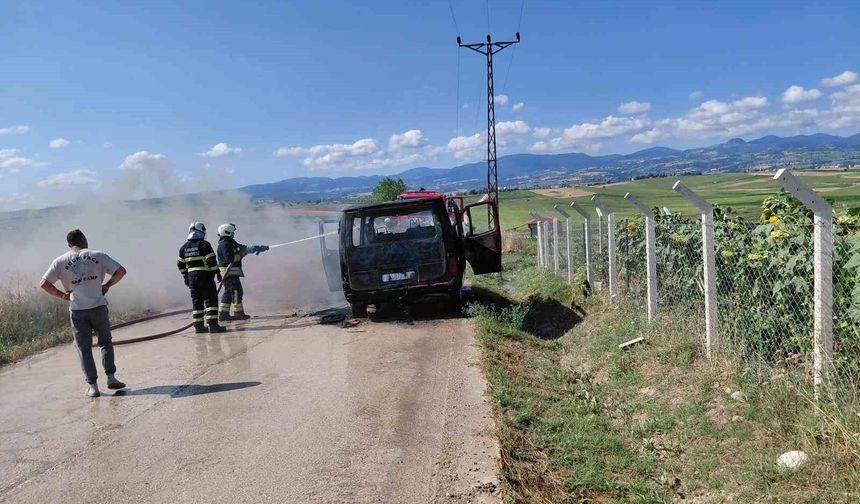 Samsun'da servis aracı yandı, geriye demir yığını kaldı