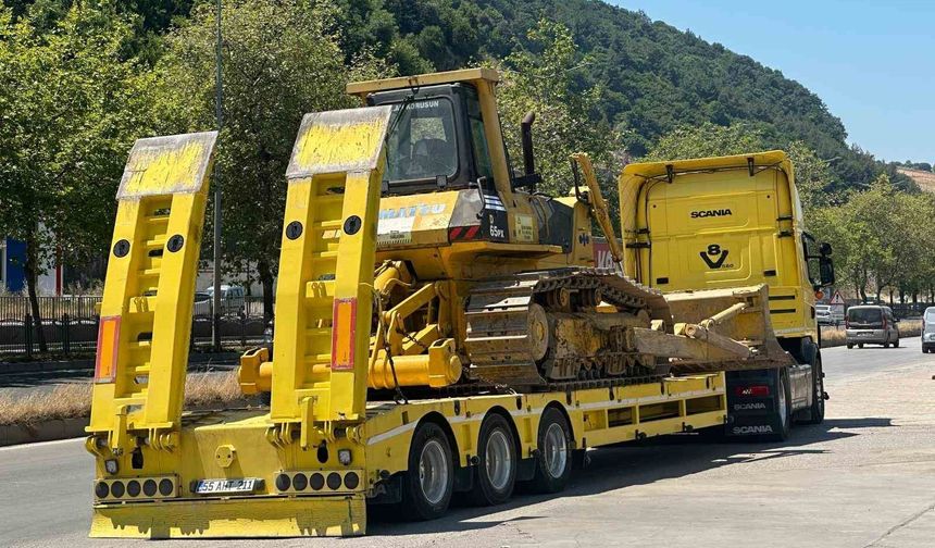 Tekkeköy 'de motosiklet ile iş makinesi taşıyan tır çarpıştı: 1 yaralı