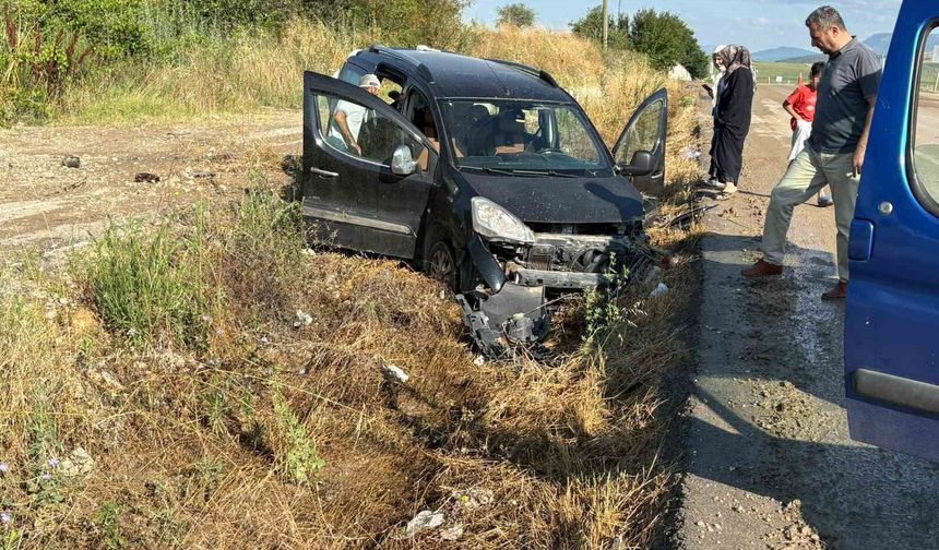 Vezirköprü'de hafif ticari araç takla attı: 2'si çocuk 5 yaralı