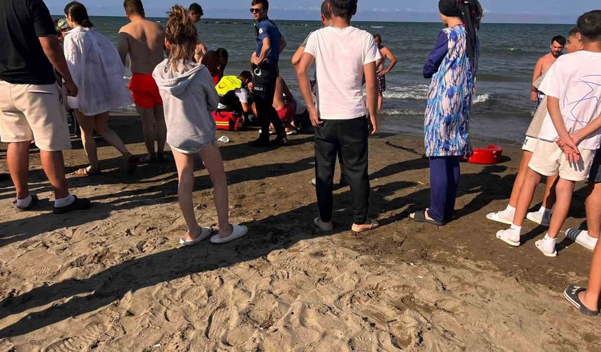 Atakum'da denize giren anne ve 2 kızı boğulma tehlikesi geçirdi