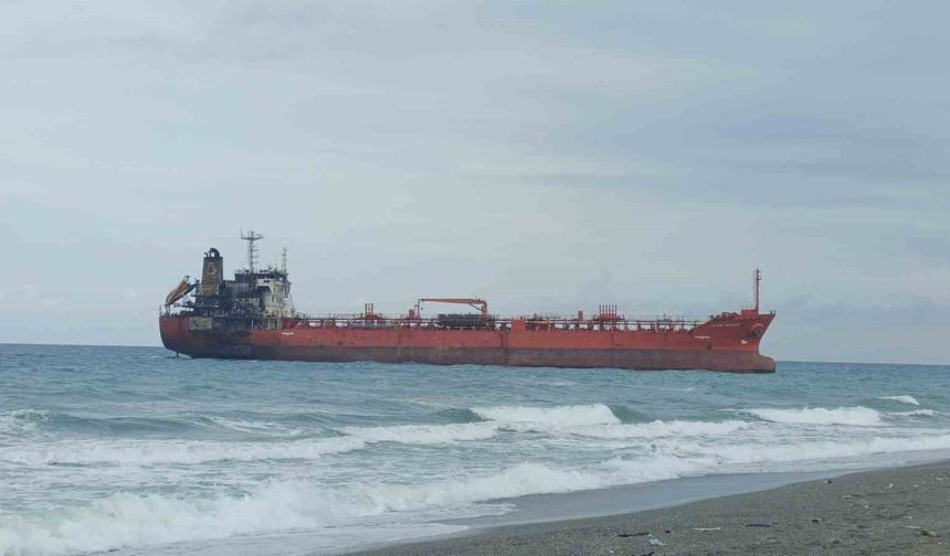 Karadeniz'de dron saldırısına uğrayan gemi Alaçam'da karaya oturdu