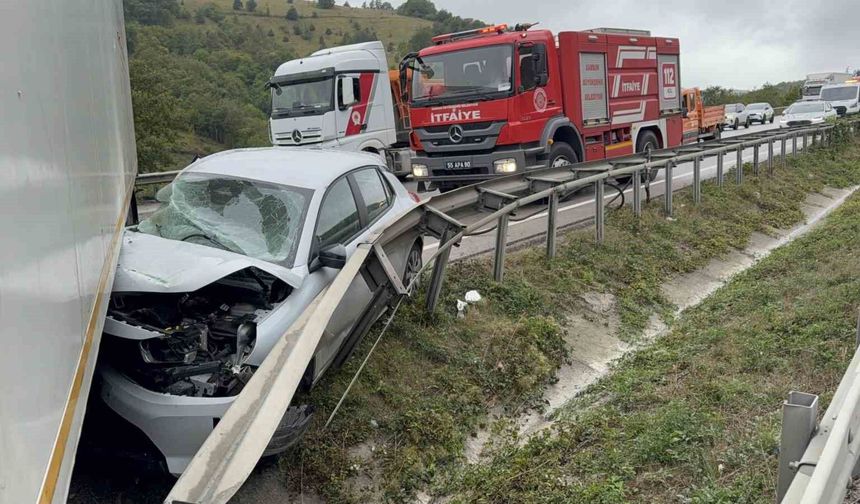 Samsun'da otomobil tırla çarpıştı: 2 yaralı