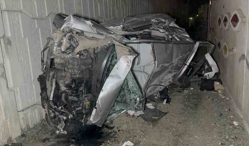 Samsun'da takla atarak hurdaya dönen otomobilde 2 kişi yaralandı