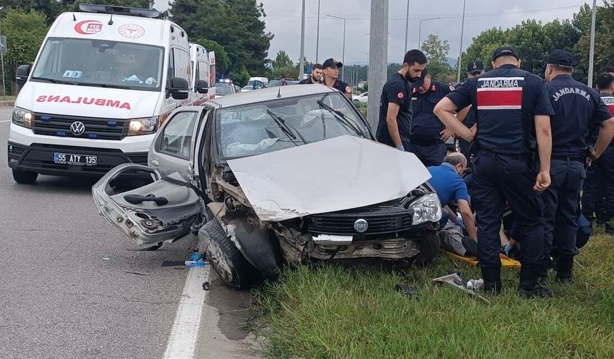 Terme'de otomobiller çarpıştı: 5 yaralı