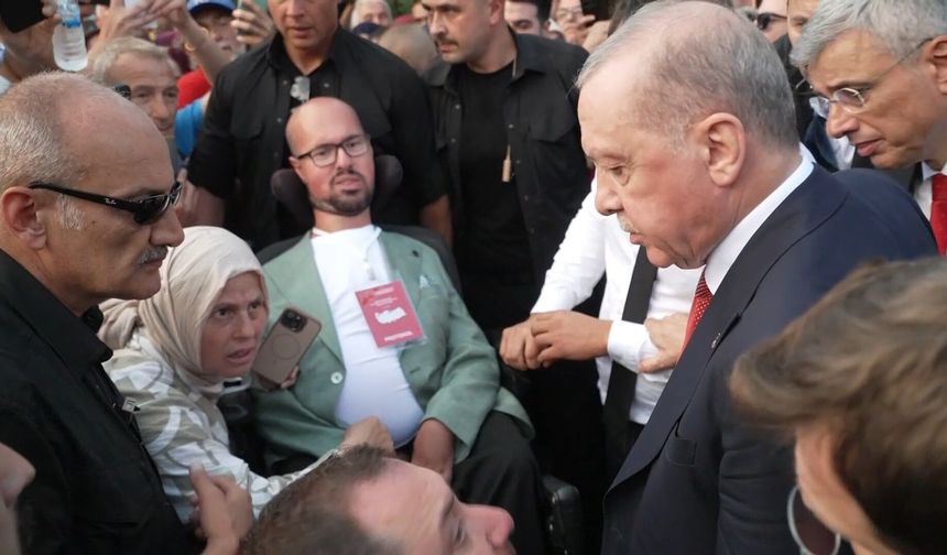 Cumhurbaşkanı Erdoğan'ın otobüsü durdurup yanına gittiği engelli genç konuştu: 'Unutamayacağım bir andı'