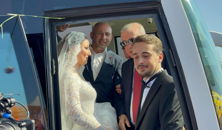 Düğün günlerinde gelinlik ve damatlıkla Erdoğan'ı karşıladılar