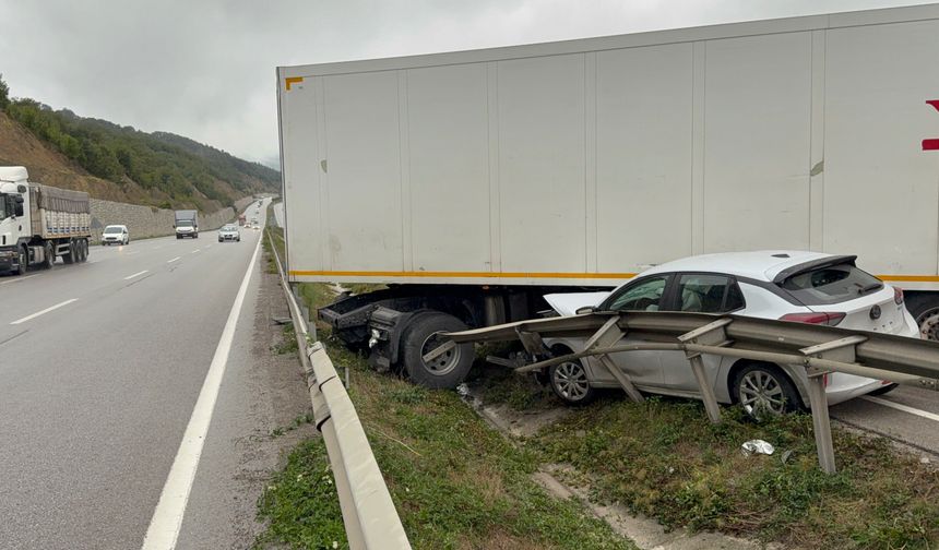 Kavak'da otomobil tır ile çarpıştı: 2 yaralı