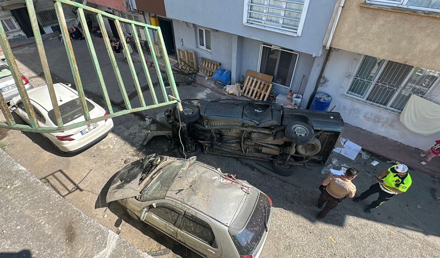 Pikap 5 metreden sokağa uçtu: 2 yaralı